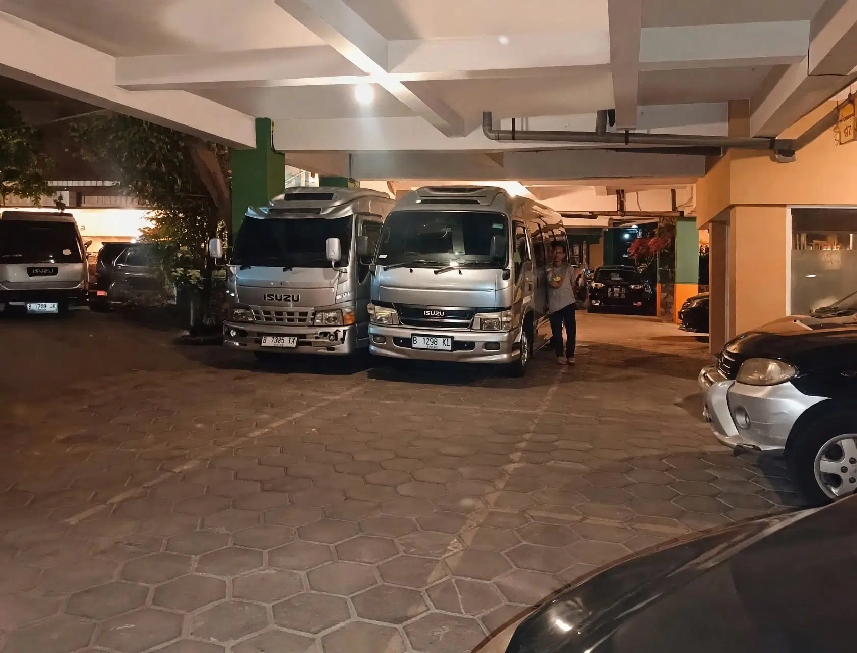 parkiran 20 mobil, atau bisa untuk 5 (minibus) elf